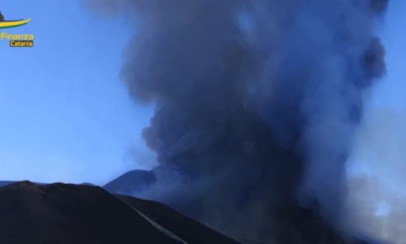 L'Etna in eruzione, i consigli della guardia di finanza per non correre rischi - VIDEO