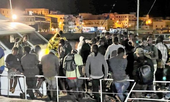 Paura a Porto Empedocle: il traghetto con i migranti urta la banchina, non ci sono feriti