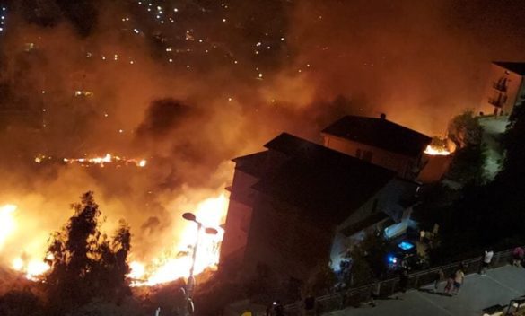 Notte di fuoco in provincia di Palermo: a Campofelice negozio in cenere, autostrada chiusa a Balestrate