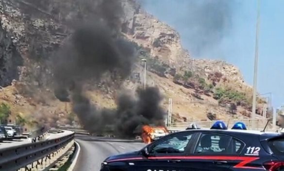 Auto a fuoco sulla Palermo-Mazara: carreggiata chiusa, traffico in tilt