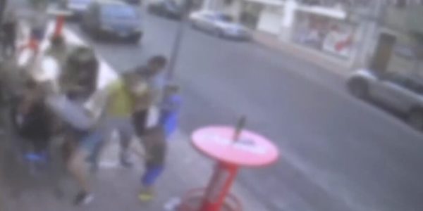 Rissa in strada con i bastoni e lancio di bottiglie: cinque arresti a Gela - VIDEO