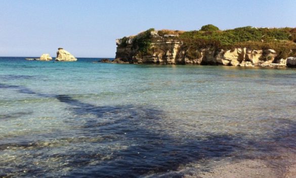Siracusa, turista georgiano muore sulla spiaggia di Fontane Bianche: era in vacanza con la moglie