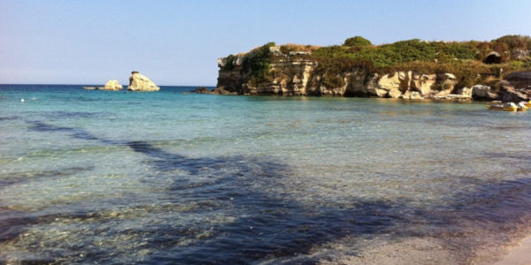 Siracusa, turista georgiano muore sulla spiaggia di Fontane Bianche: era in vacanza con la moglie