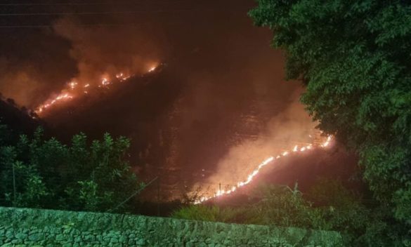 Incendi, notte da incubo a Ragusa: fiamme per oltre dieci ore in contrada Scassale