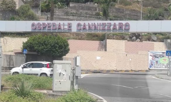 Incidente in centro a Catania, scooter contro bus: un uomo muore in ospedale