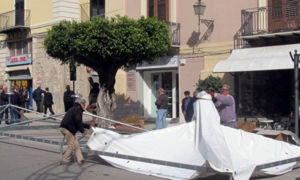 Incidente a Licata, scooter si schianta sul palco della fiera: due feriti gravi