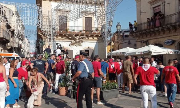 Tragedia alla festa patronale di Militello in Val di Catania, un uomo ucciso dal tubo sparacoriandoli