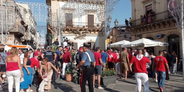 Tragedia alla festa patronale di Militello in Val di Catania, un uomo ucciso dal tubo sparacoriandoli