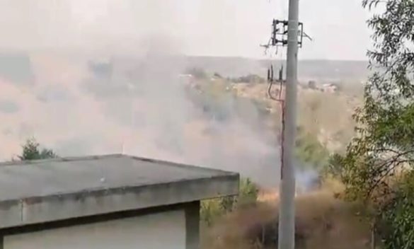 Vittoria, un vasto incendio nella Valle dell'Ippari minaccia l'ospedale