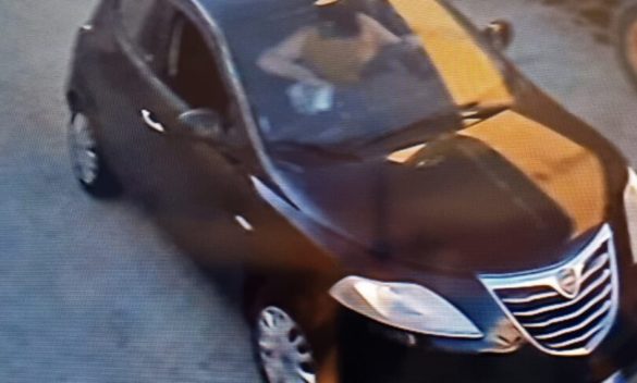 Menfi, lancia i rifiuti dall'auto: il sindaco Clemente pubblica foto e video e la convoca in Comune