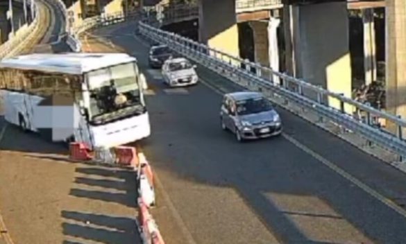 Messina, ci risiamo: l'autista di un pullman sposta le barriere autostradali per cambiare percorso