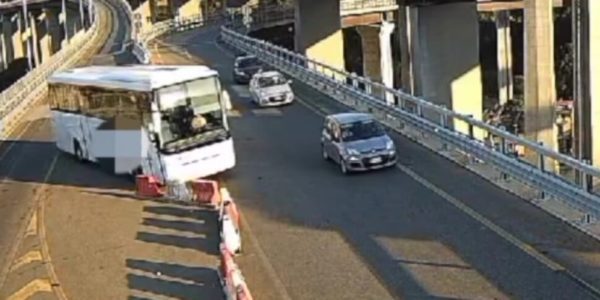 Messina, ci risiamo: l'autista di un pullman sposta le barriere autostradali per cambiare percorso