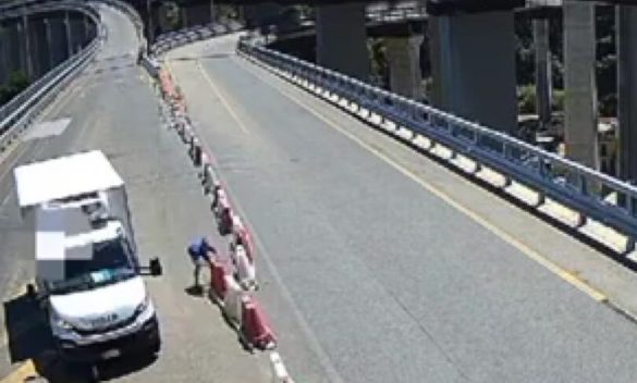 Messina, camionista rimuove le barriere per cambiare corsia in autostrada: le telecamere lo incastrano