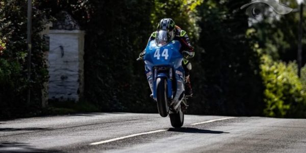 Motociclismo, paura per Salvo Sallustro che taglia il traguardo del suo primo Manx GP