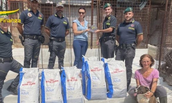 Palermo, i finanzieri in aiuto del canile di Bellolampo: donati 200 chili di mangime