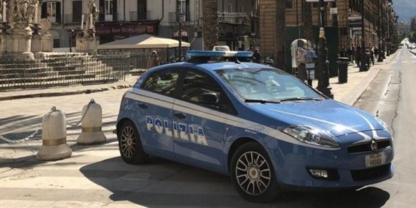 Palermo, la polizia blocca un furto con vetrina spaccata: due arrestati