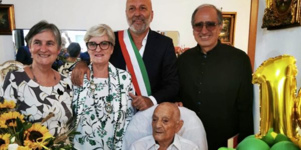 Il nonno dei record a Sambuca di Sicilia: festa per i cento anni di Audenzio Vinci