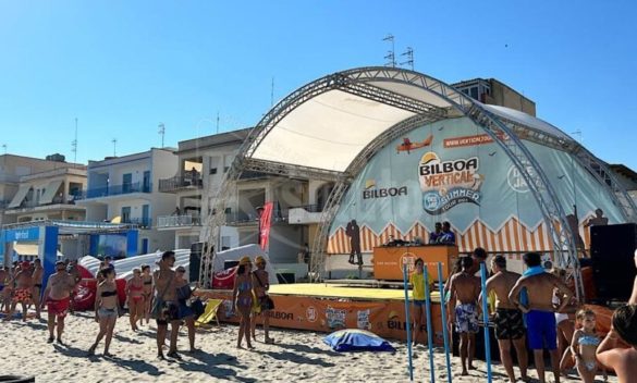 Sciacca, la polizia ferma show e musica con giochi sulla spiaggia: manca un certificato