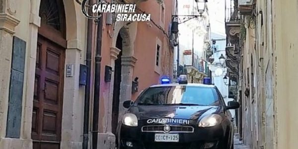 Siracusa, in un bar serata con oltre 400 persone e senza autorizzazione: denunciato il titolare