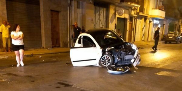 Incidente a Vittoria: Smart contro minicar, quattro feriti