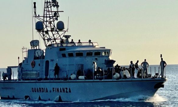 Sbarchi a raffica a Lampedusa, la questura: «Ma l’hotspot non è al collasso»
