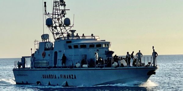 Sbarchi a raffica a Lampedusa, la questura: «Ma l’hotspot non è al collasso»