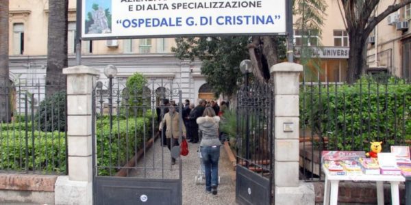 Stabile la bimba caduta dal balcone a Palermo, la mamma: «La mia piccola non molla»