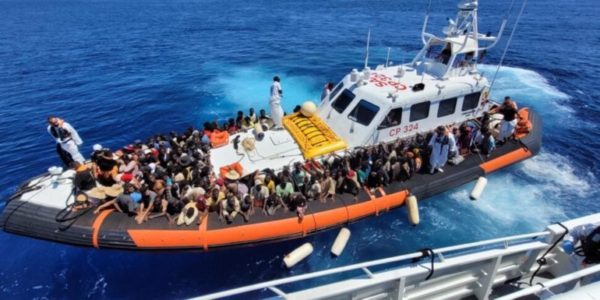 I naufragi di Lampedusa, poche speranze di ritrovare i 33 dispersi. Il sindaco: Meloni venga sull'isola