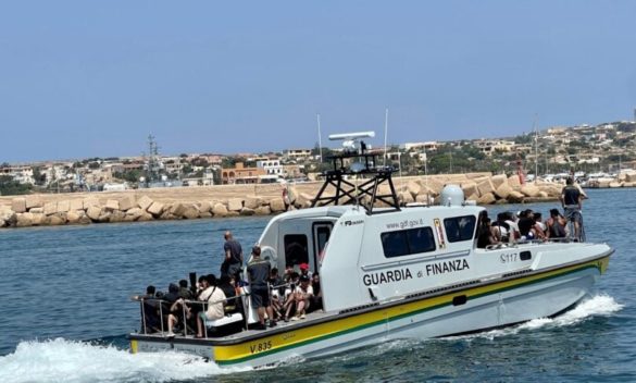 Troppi migranti a Lampedusa: la prefettura chiede il trasferimento con aerei e navi militari