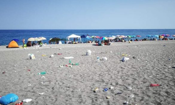 Rifiuti in spiaggia a Fondachello di Mascali e sul lungomare in scena il "salto della spazzatura"