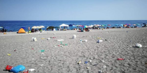 Rifiuti in spiaggia a Fondachello di Mascali e sul lungomare in scena il "salto della spazzatura"