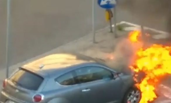 Messina, la sua auto va in fiamme mentre è in marcia: paura per un giovane