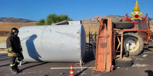 Scontro con feriti tra un autocarro e un trattore sulla Palermo-Agrigento: il tratto di Vicari a senso unico alternato - LE FOTO