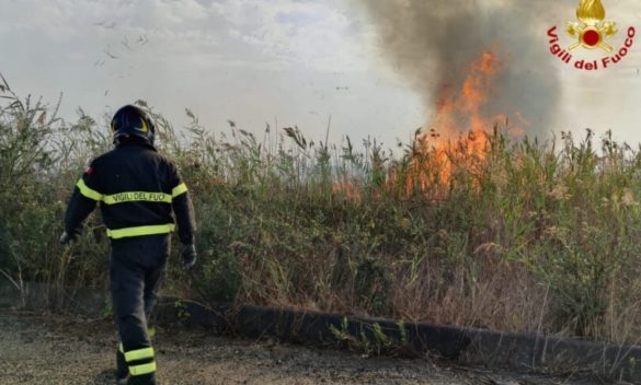 Incendio vicino all'aeroporto di Catania, per il fumo voli dirottati a Comiso, Palermo e Lamezia Terme