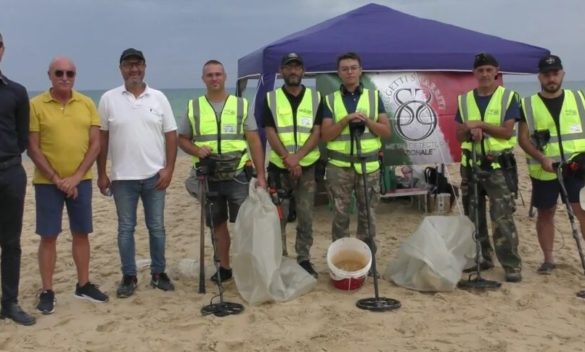 Alcamo Marina, col metal detector per raccogliere i rifiuti in spiaggia: l'iniziativa dei volontari