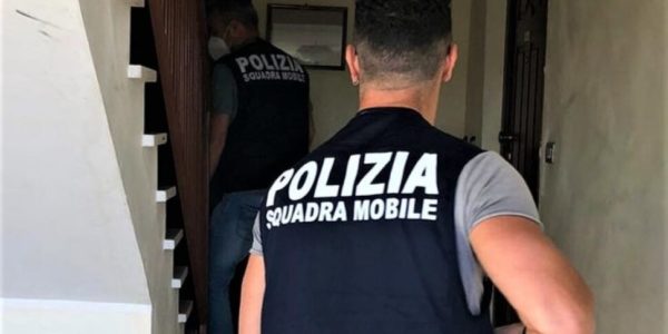 A casa aveva nascosto un fucile a canne mozzate e munizioni e addosso aveva un coltello: arrestato a Gela