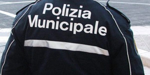 Bagheria, scaglia bottiglie di vetro contro i vigili: minorenne nei guai