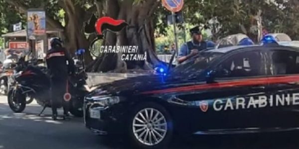 Catania, scoperti a rubare un escavatore in un cantiere minacciano l'imprenditore: "Vai via"