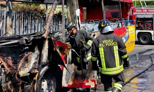 Catania, autobus pieno di turisti in fiamme: tanta paura ma nessun ferito