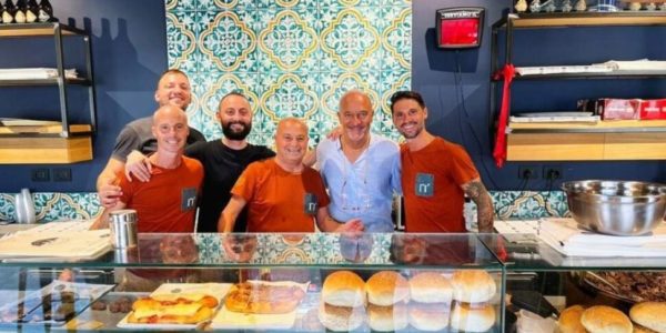 Claudio Bisio a Palermo: street food a Porta Carbone e balli al mercato del Capo