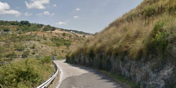 Si ribalta l'autobotte, operaia forestale muore nel Ragusano