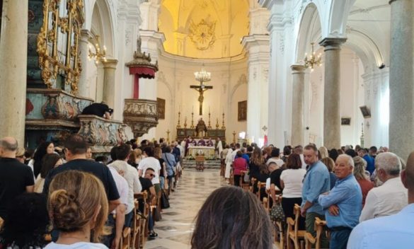 A Salemi in centinaia danno l'addio a Marisa Leo, il vescovo: "La tua luce ci guiderà ancora"