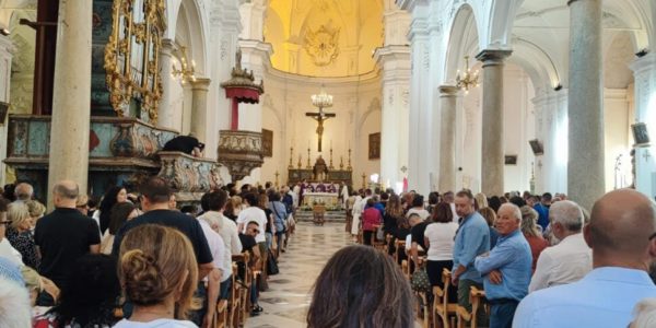 A Salemi in centinaia danno l'addio a Marisa Leo, il vescovo: "La tua luce ci guiderà ancora"