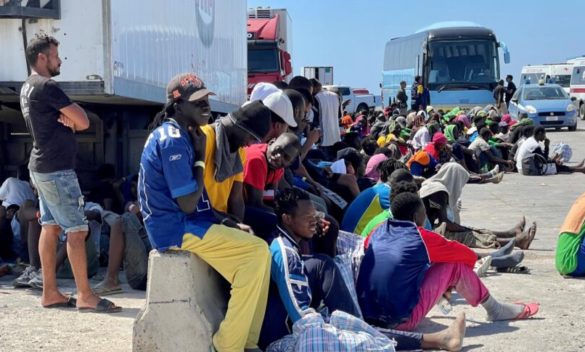In tre giorni 10 mila arrivi a Lampedusa, Frontex: viaggi offerti ai migranti a prezzi più bassi