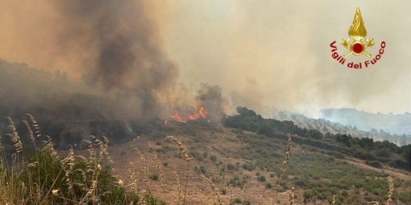 Un inferno in tutta la provincia di Palermo: fiamme nell'area ex Fiat di Termini, vicino alla centrale elettrica