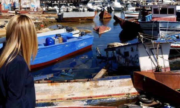 Lampedusa, la protesta blocca le autorità: Giorgia Meloni va in strada e parla coi manifestanti: «Io ci metto la faccia»