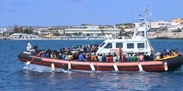 Lampedusa, nuovo sbarco: 33 tunisini sono arrivati al molo Favaloro