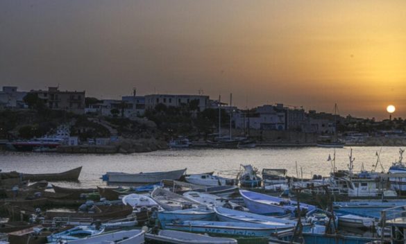 Si smonta il cimitero dei barchini di Lampedusa: tre rimorchi carichi sono arrivati a Porto Empedocle