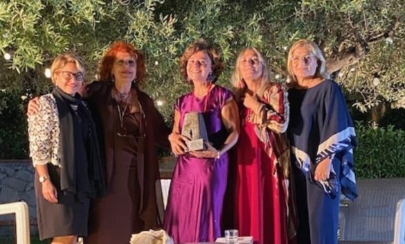 Letojanni, il premio Tela di Penelope a Laura Anello per «Le Vie dei Tesori»