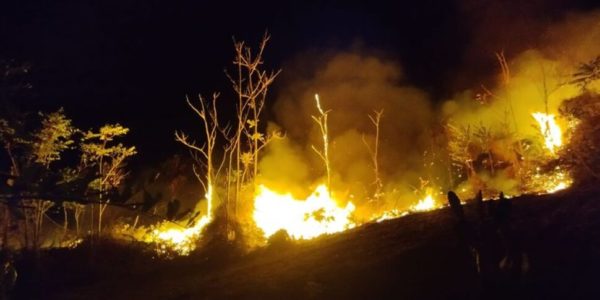 Lipari, incendio a Quattropani: lambite alcune abitazioni